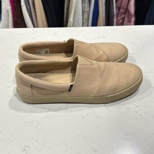 Tan Toms